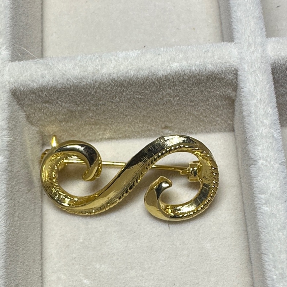 Elegant Gold Swirl Brooch